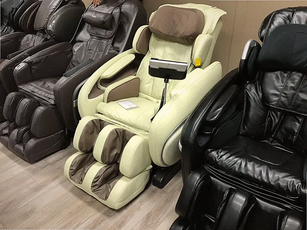 Osaki OS-4000 Cream Zero Gravity Massage Chair Recliner - Refurbished